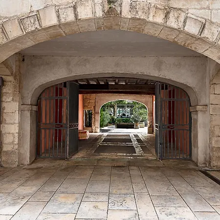 Maison Des Ambassadeurs, A Small Luxury