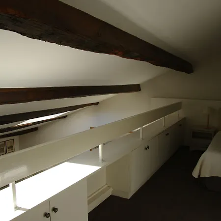 Hotel Maison Des Ambassadeurs, A Small Luxury 5*