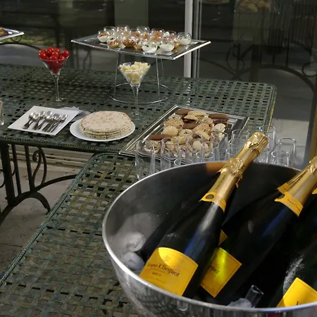 Отель Maison Des Ambassadeurs 5*