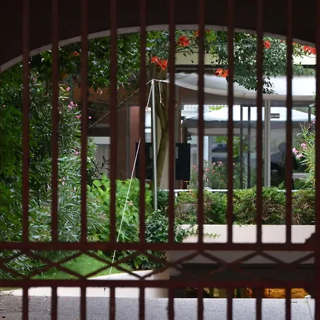 Отель Maison Des Ambassadeurs Ла-Рошель
